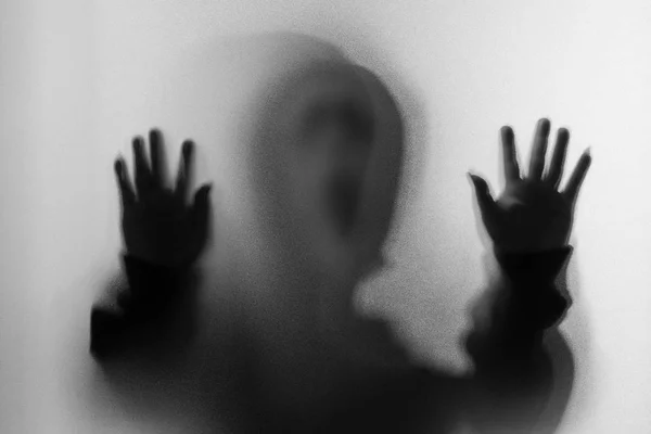 Shadow blur of horror man in screaming mask and hand touches the — Stock Photo, Image