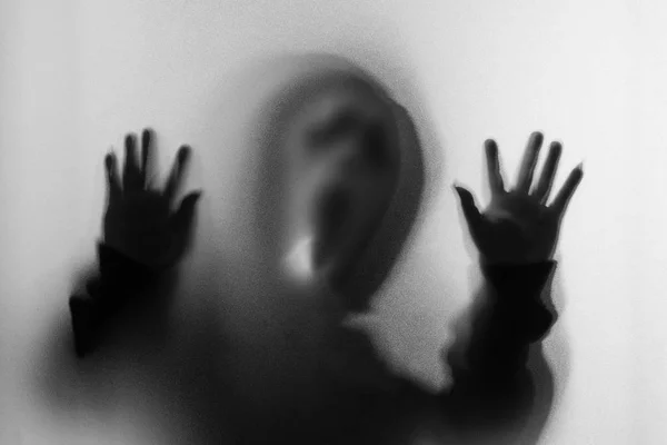 [影ぼかしにマスクと手に触れる恐怖男の — ストック写真
