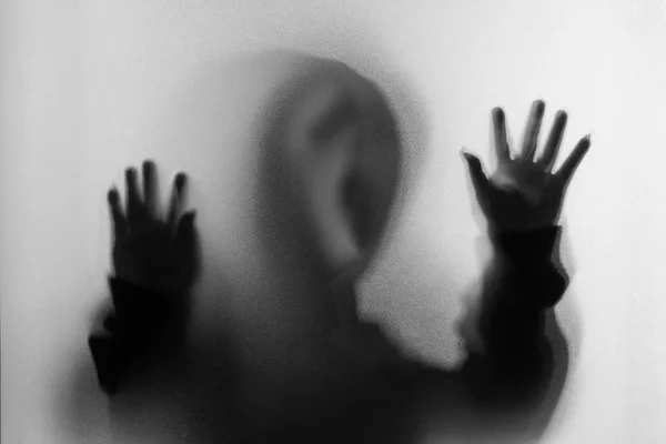 Rozostření stínu horor člověka v hrozných masku a ruka se dotýká — Stock fotografie