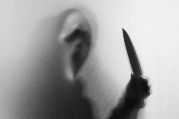 Sombra borrão de homem de horror em máscara gritando e mostrar faca em oi — Fotografia de Stock