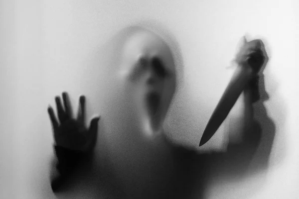 Sombra borrão de homem de horror em máscara gritando e mostrar faca em oi — Fotografia de Stock