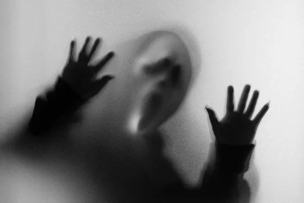 Gölge bulanıklık maskesi ve el dokunuyor çığlık içinde korku adamın — Stok fotoğraf