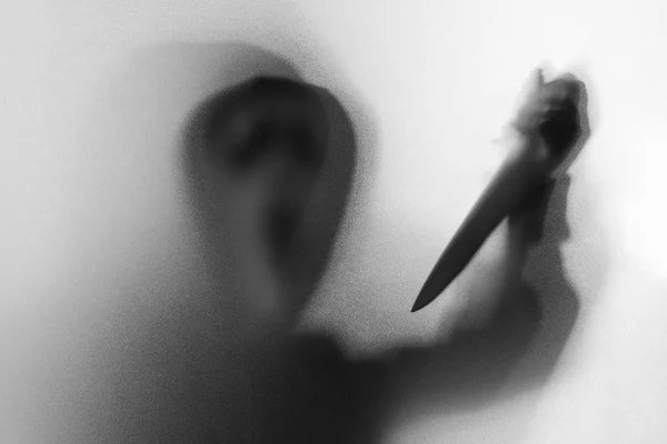 Sombra borrão de homem de horror em máscara gritando e mostrar faca em oi — Fotografia de Stock