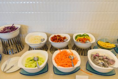 Kahvaltı için bir kase sebze salatası.