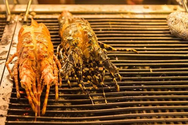 Αστακός γαρίδες στη σχάρα είναι μεγάλο και πολύ νόστιμο φαγητό είναι διαθέσιμες — Φωτογραφία Αρχείου
