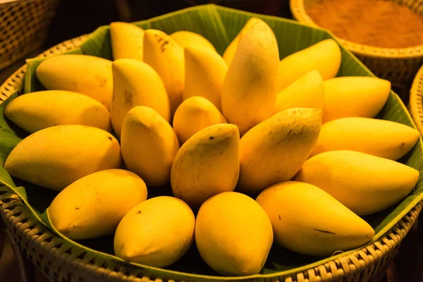 Thailändska mango frukt i nattmarknad. Thailand. — Stockfoto