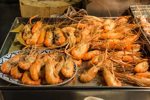 Crevettes grillées et brûler avec des sauces de fruits de mer, nourriture thaïlandaise . — Photo