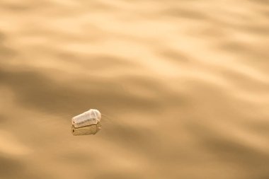 Plastik cam denizde yüzer. Okyanus plastik kirliliği. Tha