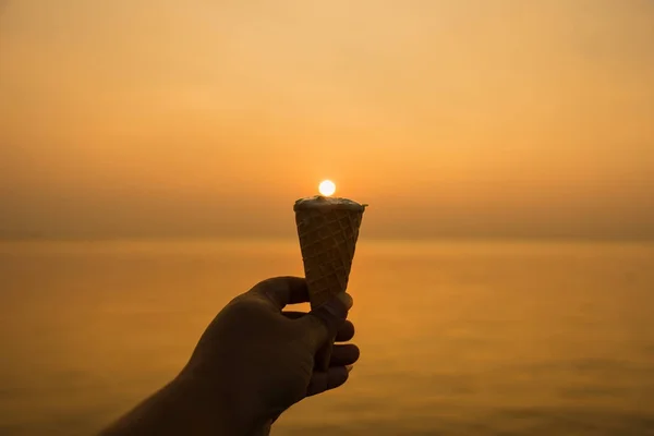 ゴールデン時間日没 ba でバニラ アイス クリーム コーンを持っている男の手 — ストック写真