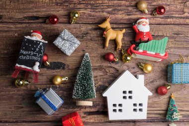 Beyaz ahşap ev oyuncak ve Noel dekorasyonları ahşap backg üzerinde