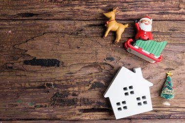 Beyaz ahşap ev oyuncak ve Noel dekorasyonları ahşap backg üzerinde