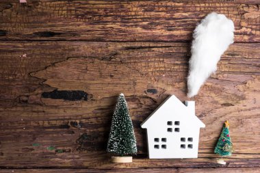 Beyaz ahşap ev oyuncak ve Noel dekorasyonları ahşap backg üzerinde