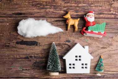 Beyaz ahşap ev oyuncak ve Noel dekorasyonları ahşap backg üzerinde