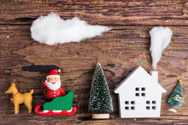 Beyaz ahşap ev oyuncak ve Noel dekorasyonları ahşap backg üzerinde