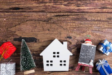 Beyaz ahşap ev oyuncak ve Noel dekorasyonları ahşap backg üzerinde