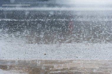 Şiddetli yağmur şehir sokak üzerinde. Tayland.