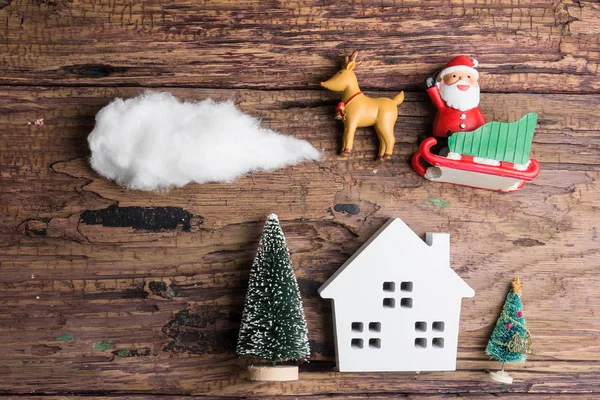 Beyaz ahşap ev oyuncak ve Noel dekorasyonları ahşap backg üzerinde