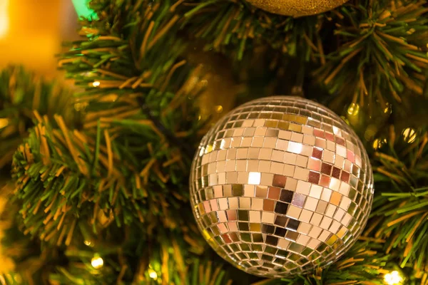 在圣诞节和新年等迎接季节 百货公司里有许多镜面球装饰在绿叶树和照明系统上 圣诞节的博克浅色背景 — 图库照片