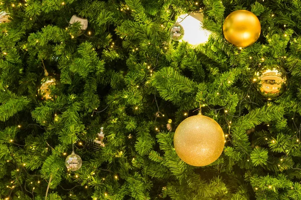 Muitas Bolas Espelho Decorar Folhas Verdes Árvore Sistema Iluminação Uma — Fotografia de Stock