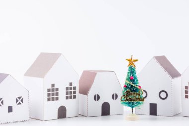 Noel ağacı kopya alanı ile beyaz arka plan üzerinde izole kağıt ev kasabada. Noel günü kavramı