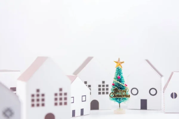 Різдвяна Ялинка Паперовому Будинку Містечко Ізольовано Білому Тлі Копією Простору — стокове фото