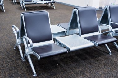 Havaalanında boş sandalye satırı. Tayland