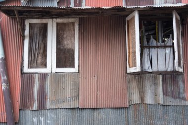 Çinko duvarda Vintage eski ahşap pencere çerçevesi