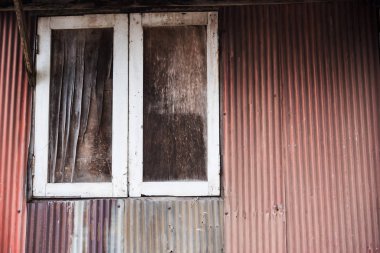 Çinko duvarda Vintage eski ahşap pencere çerçevesi