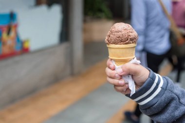 Dondurma külahı doğa arka planda tutan el
