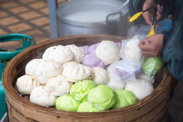 Chinesische Knödel Die Auf Der Traditionellen Bambusscheibe Gedünstet Werden — Stockfoto