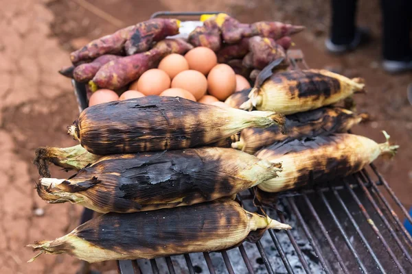 Ñame dulce, huevo, tostadas a la parrilla cocina tradicional (Broile — Foto de Stock