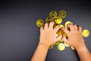 Kız elinde altın bitcoins para Cryptocurrency. Elektronik vir