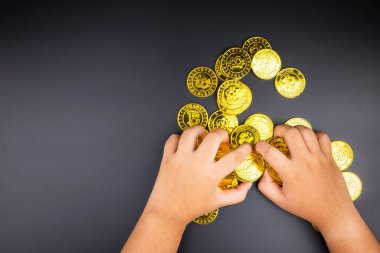 Kız elinde altın bitcoins para Cryptocurrency. Elektronik vir