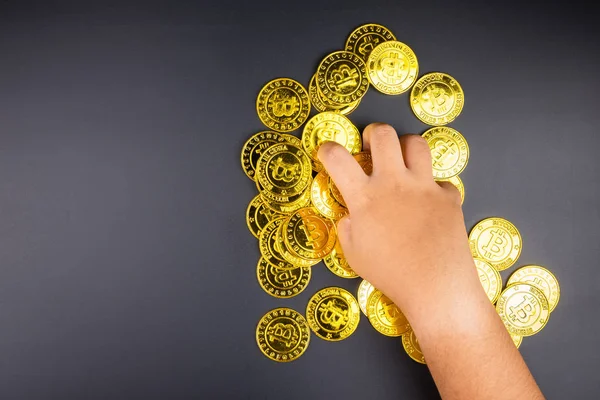 Kryptowaluta bitcoiny złotych monet w dłoni dziewczyny. Elektroniczne vir — Zdjęcie stockowe
