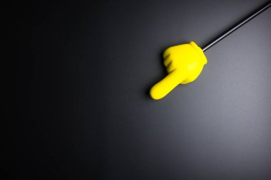 Sarı Plastik el kopya alanı siyah zemin üzerine işaret