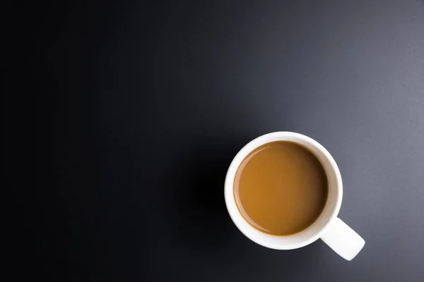 Copo de café branco no fundo preto com espaço de cópia . — Fotografia de Stock