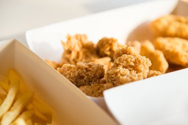 Masanın üzerine kızarmış tavuk kadar kapatın.