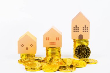 Kağıt ev modeli oyuncak Cryptocurrency altın bitcoins sikke üzerinde üzerinde 