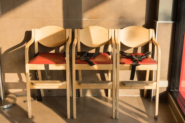 Dřevěná jídelní židle pro děti s pásy. — Stock fotografie