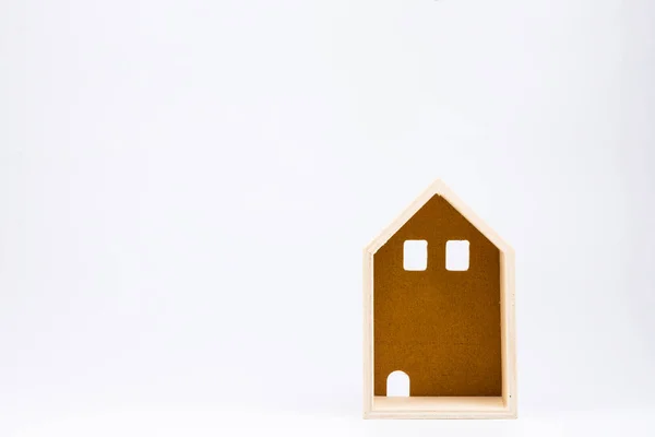 Trähus leksak på vit bakgrund med kopia utrymme. Fastigheter — Stockfoto