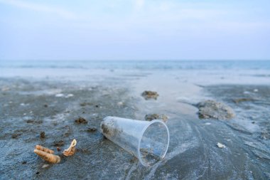 Sahilde günbatımı zamanı plastik cam.