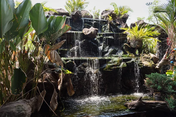 Cascada en el jardín.Tailandia . — Foto de Stock