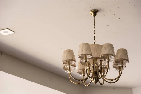 Klasické staré lampy zábradlí na vrcholu budovy s strop h — Stock fotografie