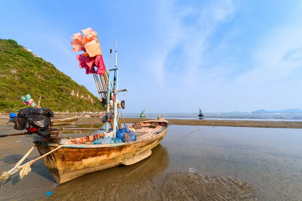 Barcos de pesca encallan en la playa sobre el cielo soleado en Prachuap Kh — Foto de Stock