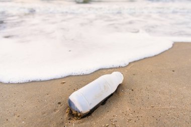 Sabah sahilde boş plastik şişe.