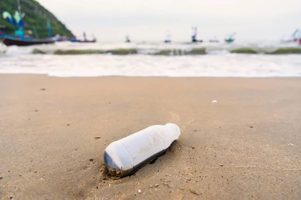 Botella de plástico vacía en la playa por la mañana . —  Fotos de Stock