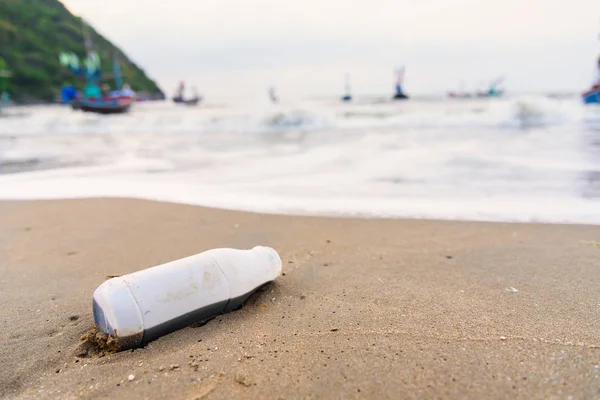 아침에 해변에서 빈 플라스틱 병. — 스톡 사진