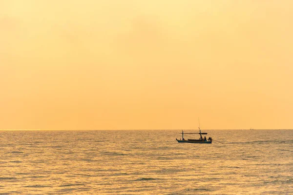Barco de pesca flotando en el mar en el senset time.Thailand . — Foto de Stock