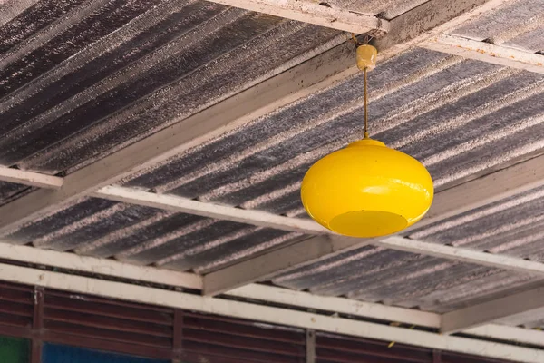 Barandilla de lámpara de vidrio amarillo en la parte superior del edificio con techo —  Fotos de Stock