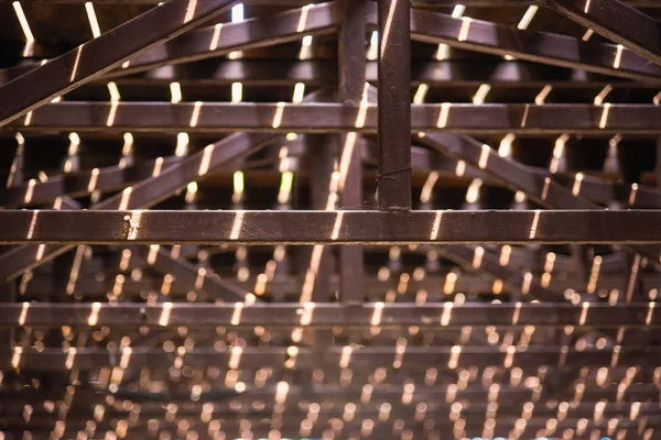 Güneş ışığı çatıdan aşağı çelik yapı parlar. — Stok fotoğraf